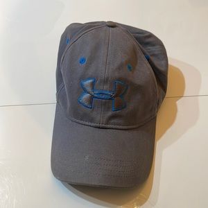 Under Armour hat. Size large/x large. Gray baseball hat with under armour logo